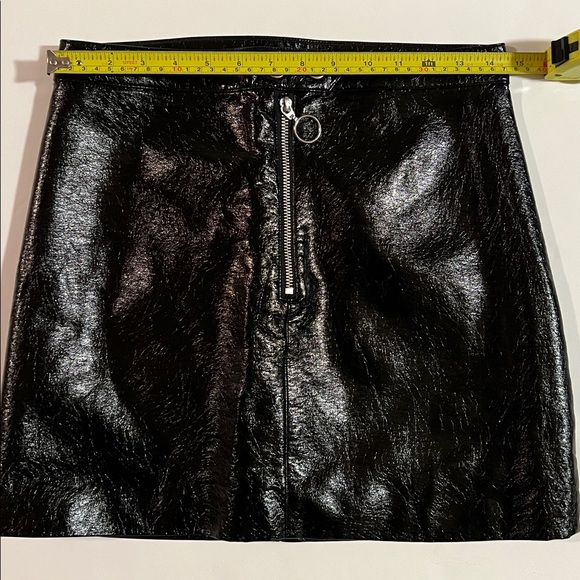 ✨NEW✨ H&M BLACK PATENT LEATHER MINI SKIRT - Picture 8 of 8